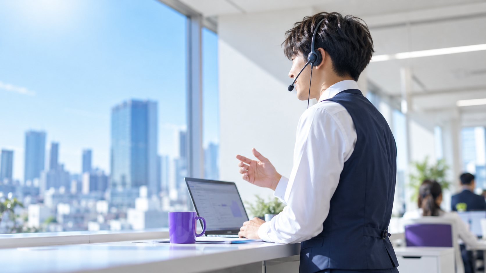 ヘッドセットで話しながら前を見る新人